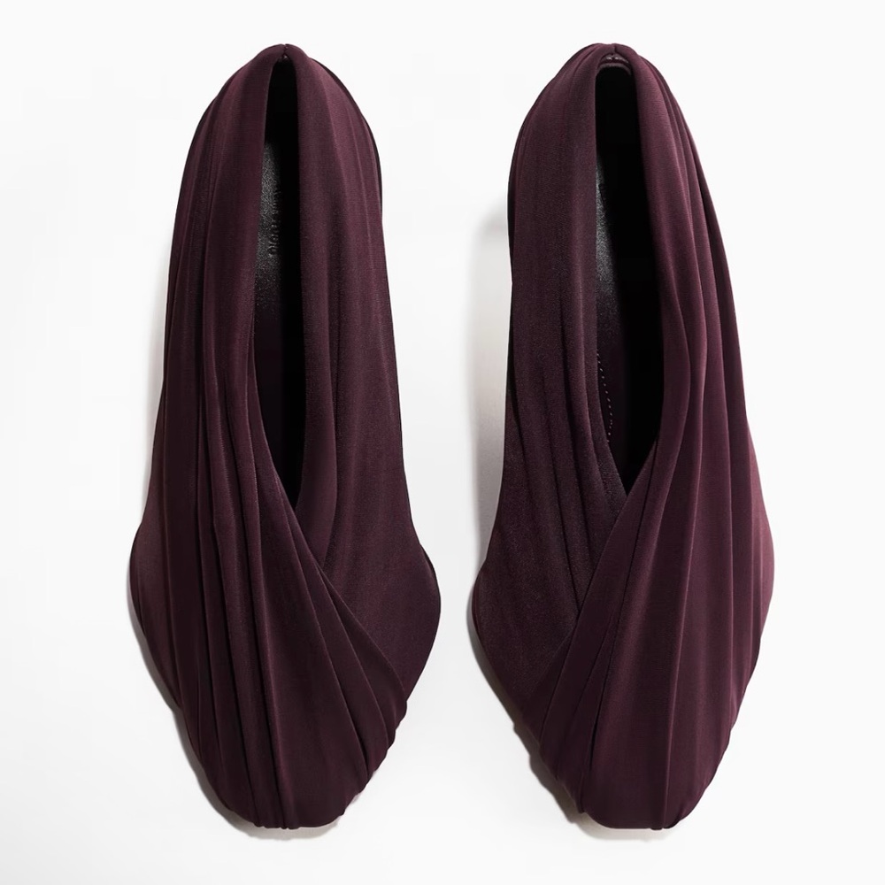 H&M STUDIO COLLECTION
DRAPED PUMPS SIZE IN DARK PLUM PURPLE.
SIZE 10 (41) - Picture 2 of 11